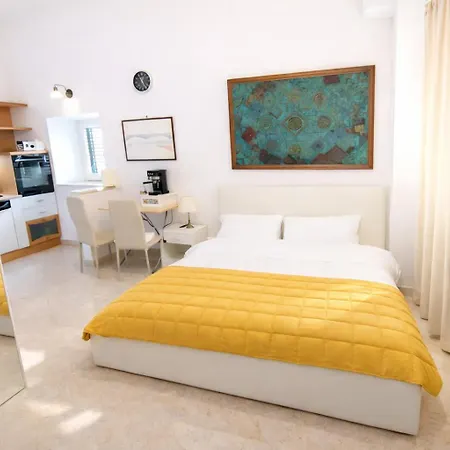 A Due Passi Dal Teatro Massimo *